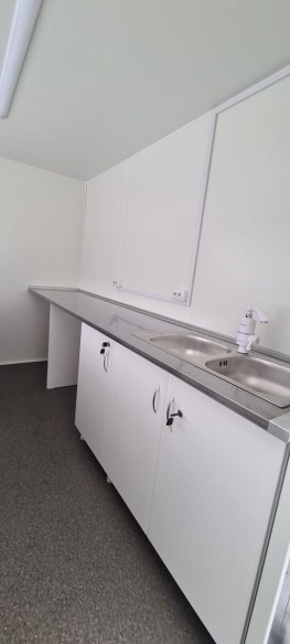 Verkaufsanhaenger-750-ThermoSandwich-mit-Holz-Deko-2.90x1.90x2.12m-Moebel-Waschbecken-3