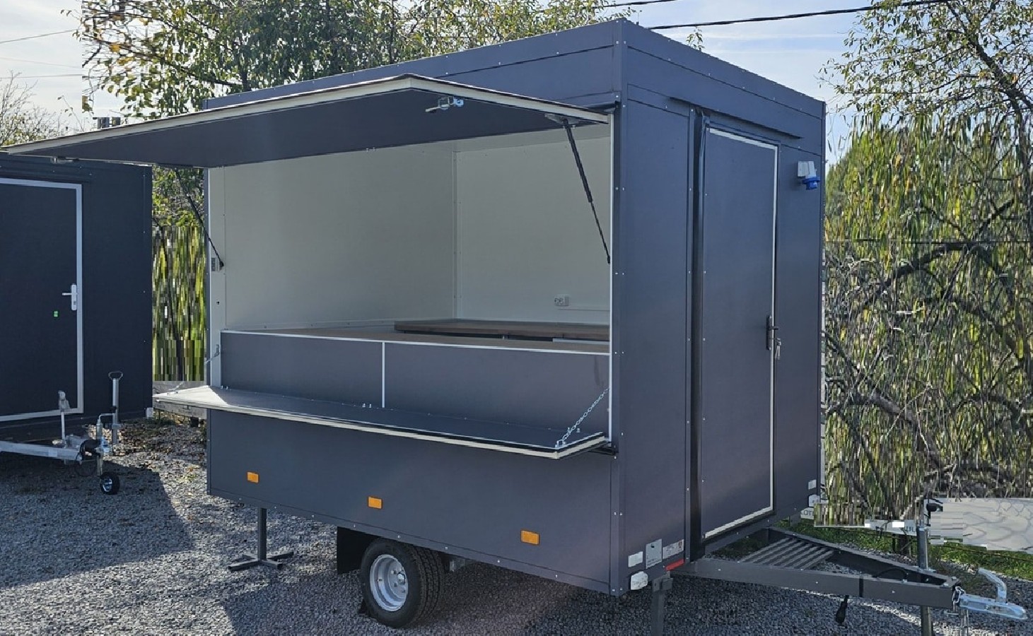 Verkaufsanhaenger-750-ThermoSandwich-2.90x1.90x2.12m-Moebel-Waschbecken-Durchlauferhitzer-Elektroeinspeisung-4