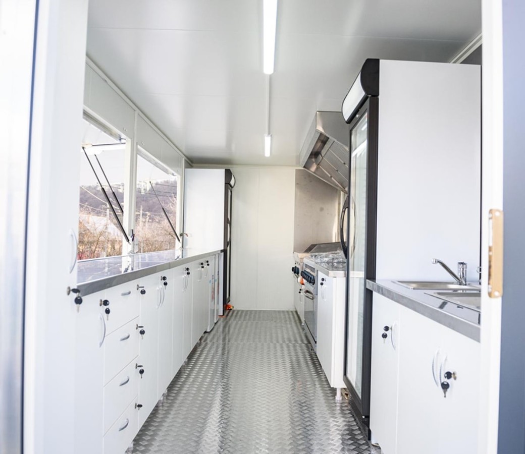 Verkaufsanhaenger-Tandem-2700-Edelstahl-Gastro-voll-ausgestattet-5.90x1.90x2.12m-2-Verkaufsklappen-3