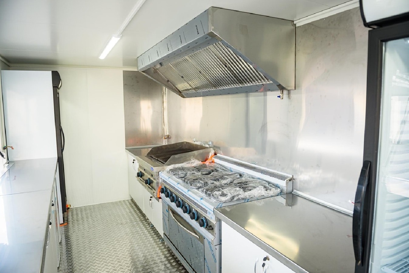 Verkaufsanhaenger-Tandem-2700-Edelstahl-Gastro-voll-ausgestattet-5.90x1.90x2.12m-2-Verkaufsklappen-4