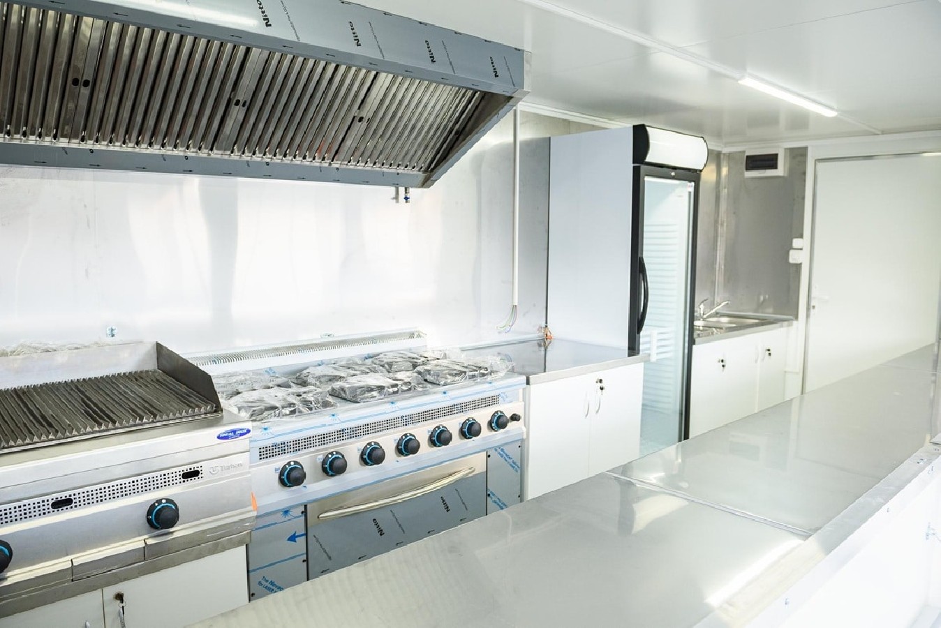 Verkaufsanhaenger-Tandem-2700-Edelstahl-Gastro-voll-ausgestattet-5.90x1.90x2.12m-2-Verkaufsklappen-5