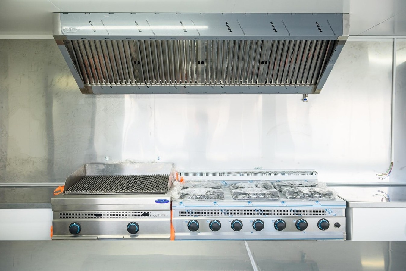 Verkaufsanhaenger-Tandem-2700-Edelstahl-Gastro-voll-ausgestattet-5.90x1.90x2.12m-2-Verkaufsklappen-7