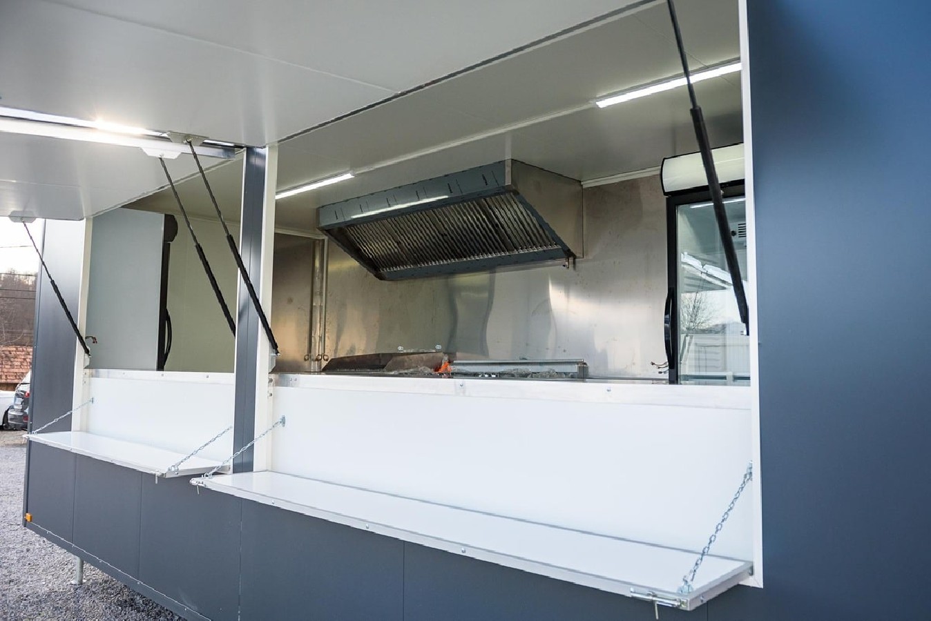 Verkaufsanhaenger-Tandem-2700-Edelstahl-Gastro-voll-ausgestattet-5.90x1.90x2.12m-2-Verkaufsklappen-2