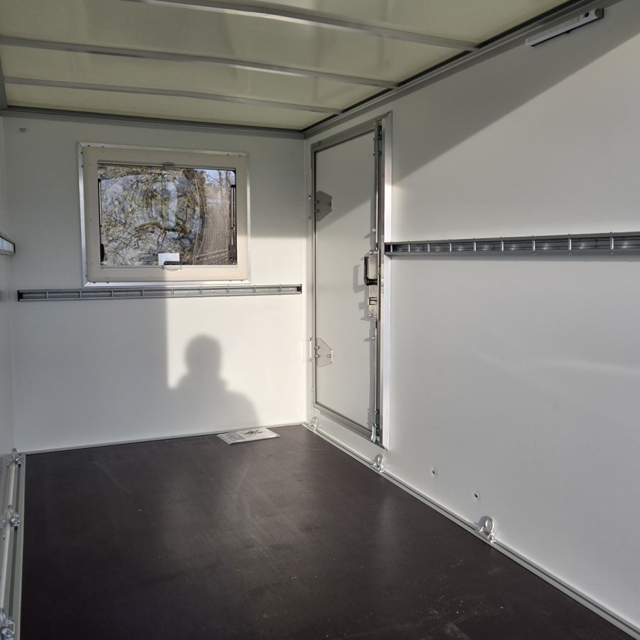 UNSINN-UKU-251415-7-13-Kofferanhaenger-750kg-ungebremst-2.55×1.42x1.53m-Unique-Sandwichpanele-Rampe-Tuer-Fenster-4