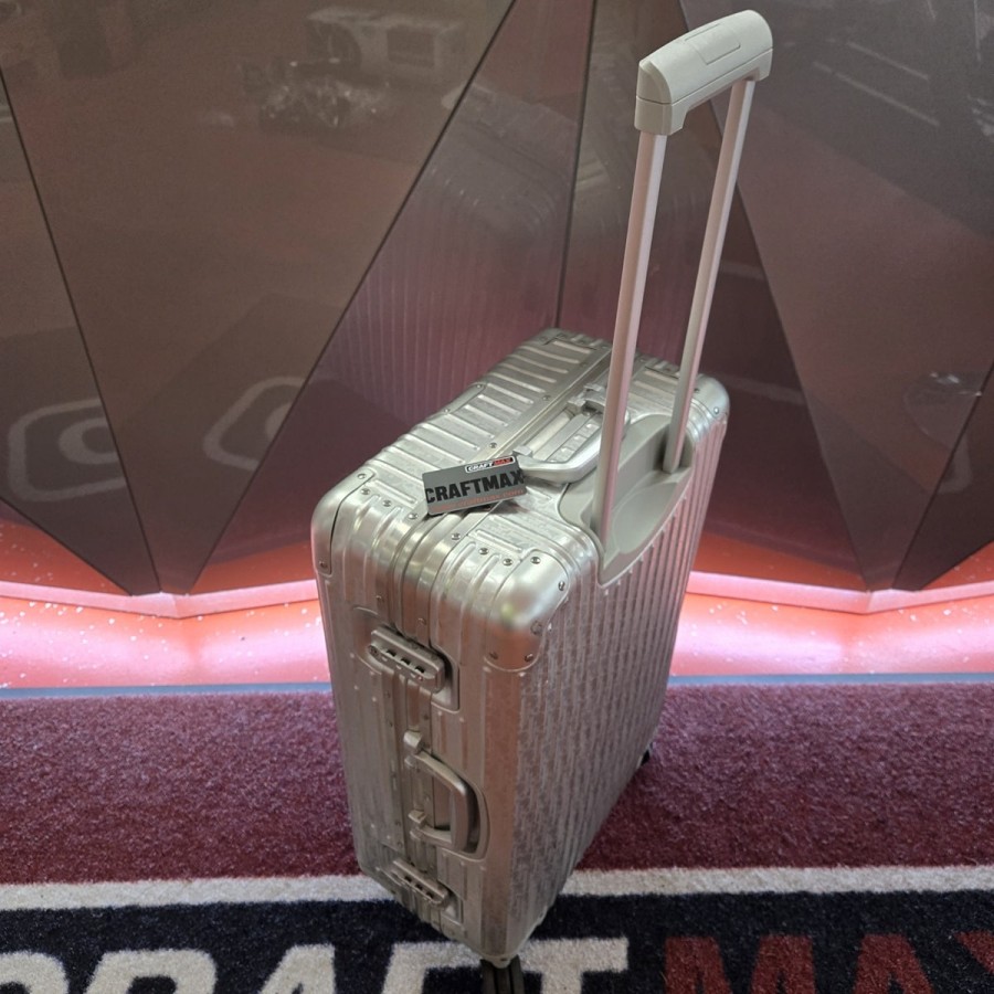 DIOR-AND-RIMOWA®-Grosser-4-Rad-Koffer-Aluminium-Limited-Edition-2024-Dior-Oblique-Silber-2