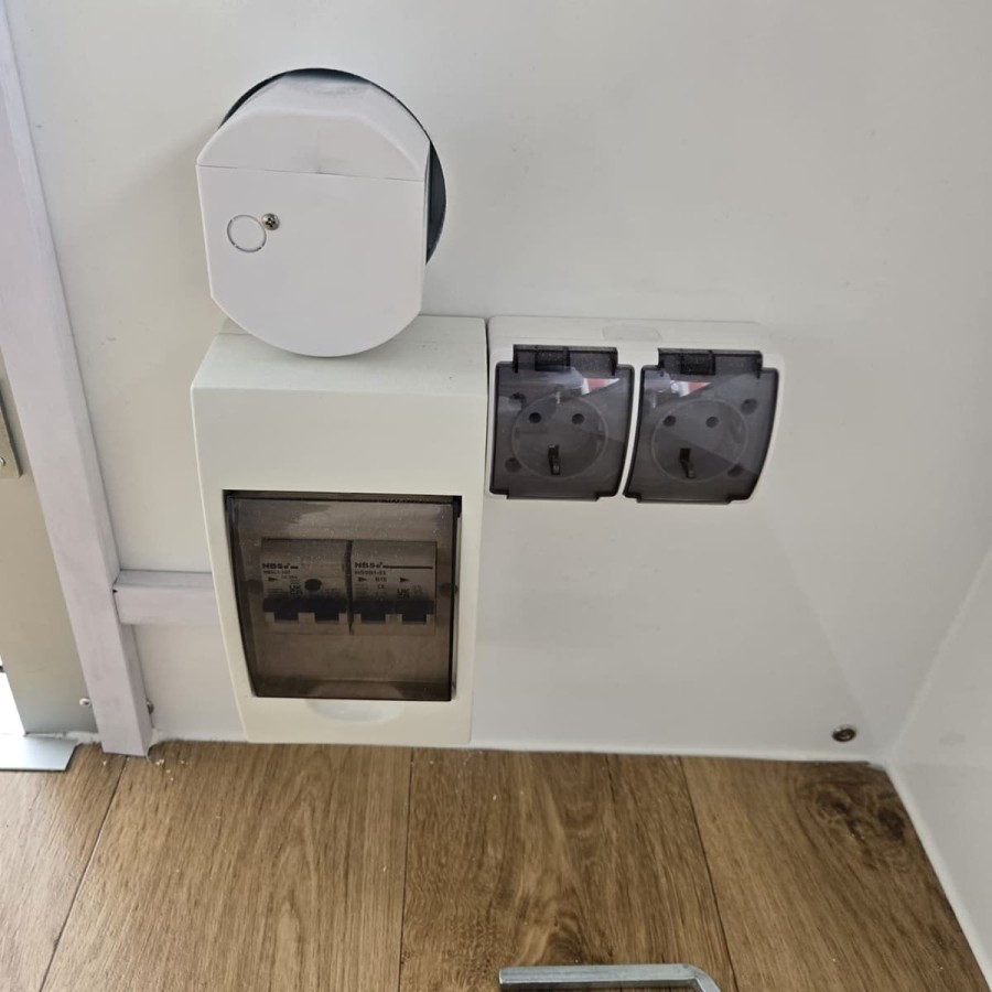 CRAFTMAX®-Verkaufsanhaenger-1300-Thermo-Sandwichpanele-mit-seitlicher-Verkaufsklappe-Elektroeinspeisung-Steckdosen-und-LED-Decke