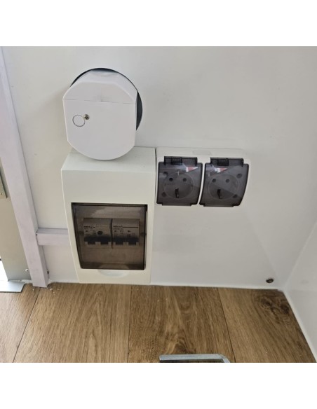CRAFTMAX®-Verkaufsanhaenger-1300-Thermo-Sandwichpanele-mit-seitlicher-Verkaufsklappe-Elektroeinspeisung-Steckdosen-und-LED-Decke